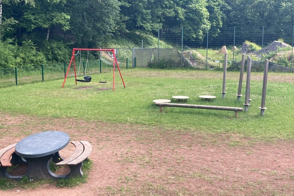 Spielplatz Holz – Bild 1