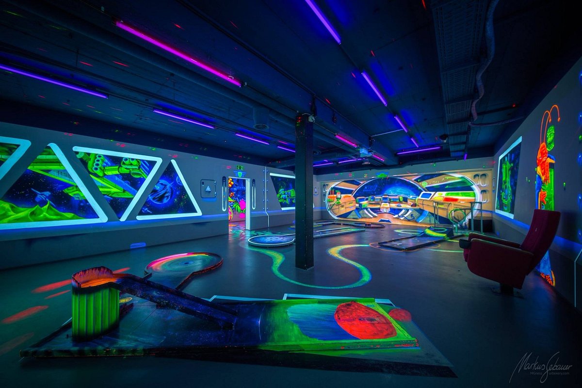 Schwarzlicht Semester Minigolf Münster – Bild 1