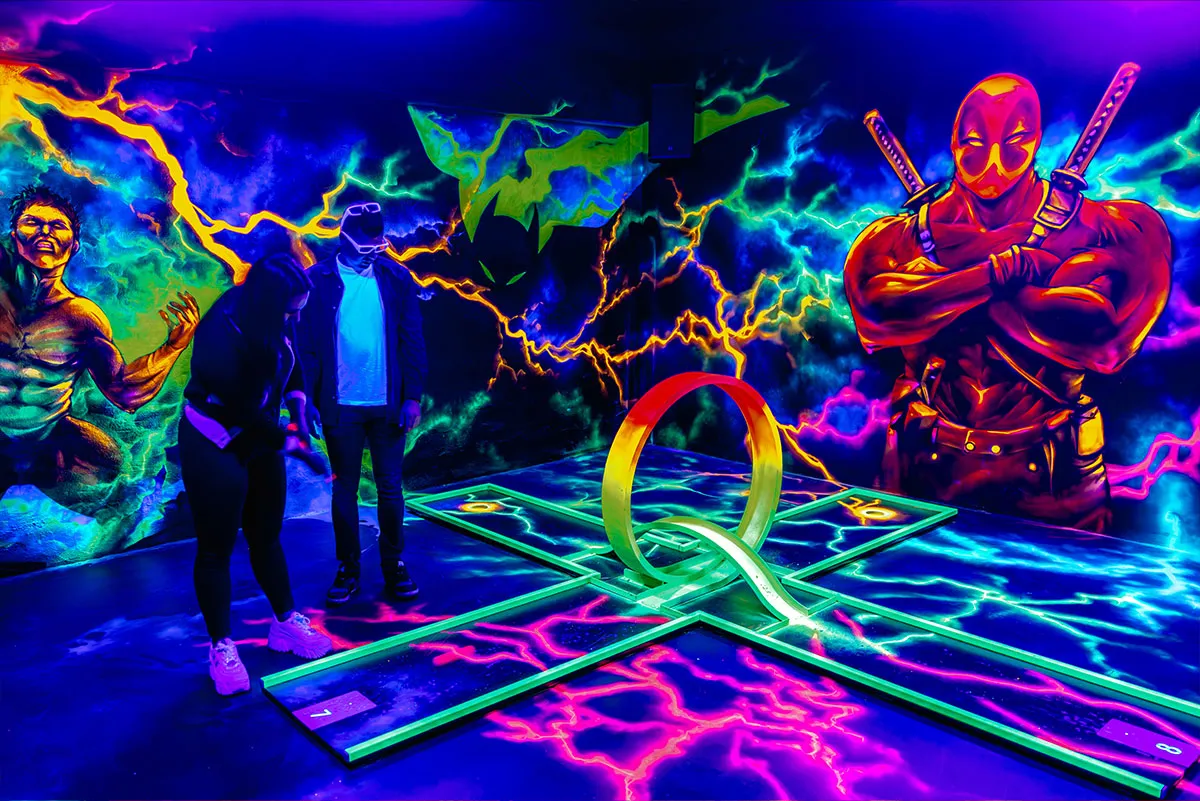 GolfZone - 2.0 Hollywood & 4D Schwarzlicht Minigolf Duisburg (ehemals GlowZone) – Bild 4