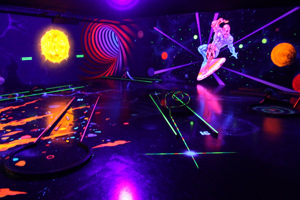 NEON Karlsruhe - 3D Schwarzlicht Minigolf – Bild 1