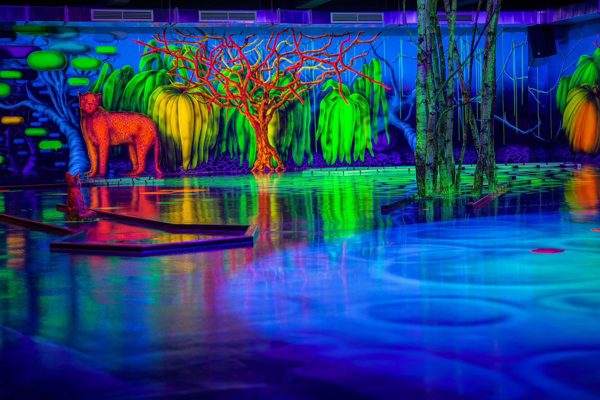 Schwarzlicht Semester Minigolf Marl – Bild 2