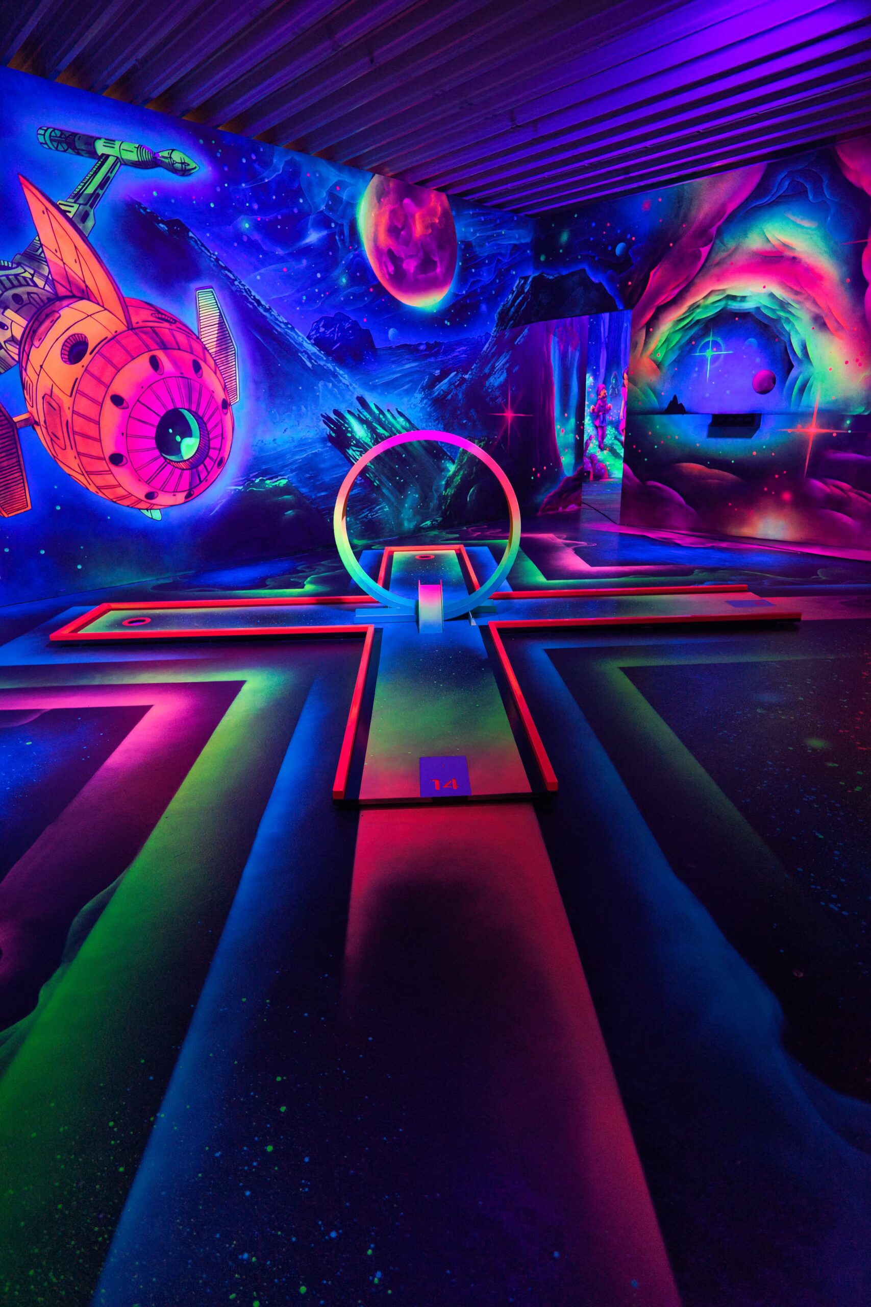 Eingelocht 3D Schwarzlicht Minigolf – Bild 1