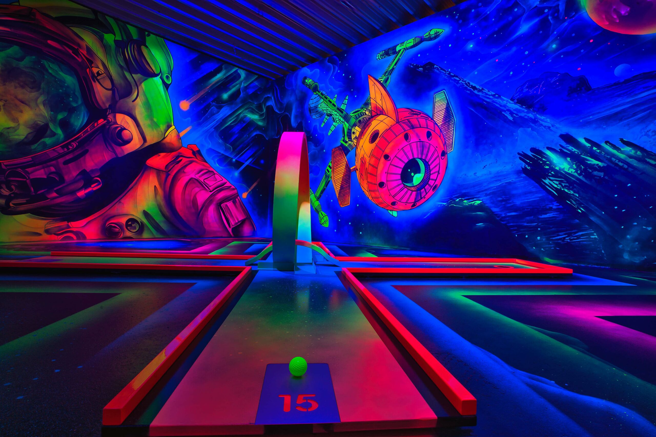 Eingelocht 3D Schwarzlicht Minigolf – Bild 2