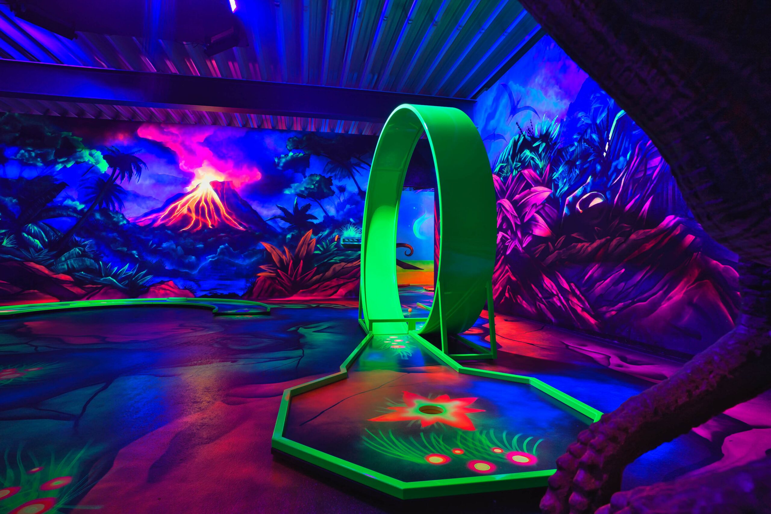 Eingelocht 3D Schwarzlicht Minigolf – Bild 3