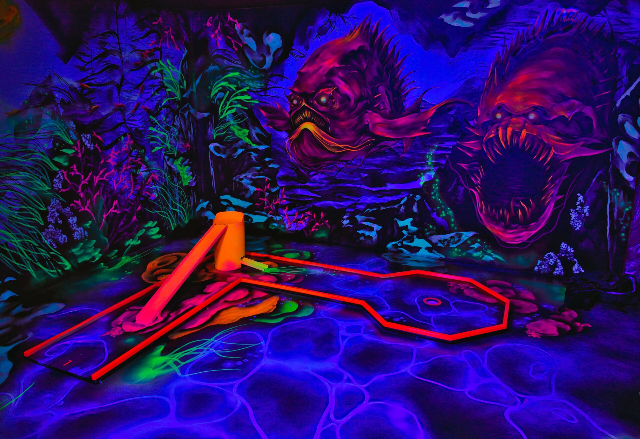 Eingelocht 3D Schwarzlicht Minigolf – Bild 4