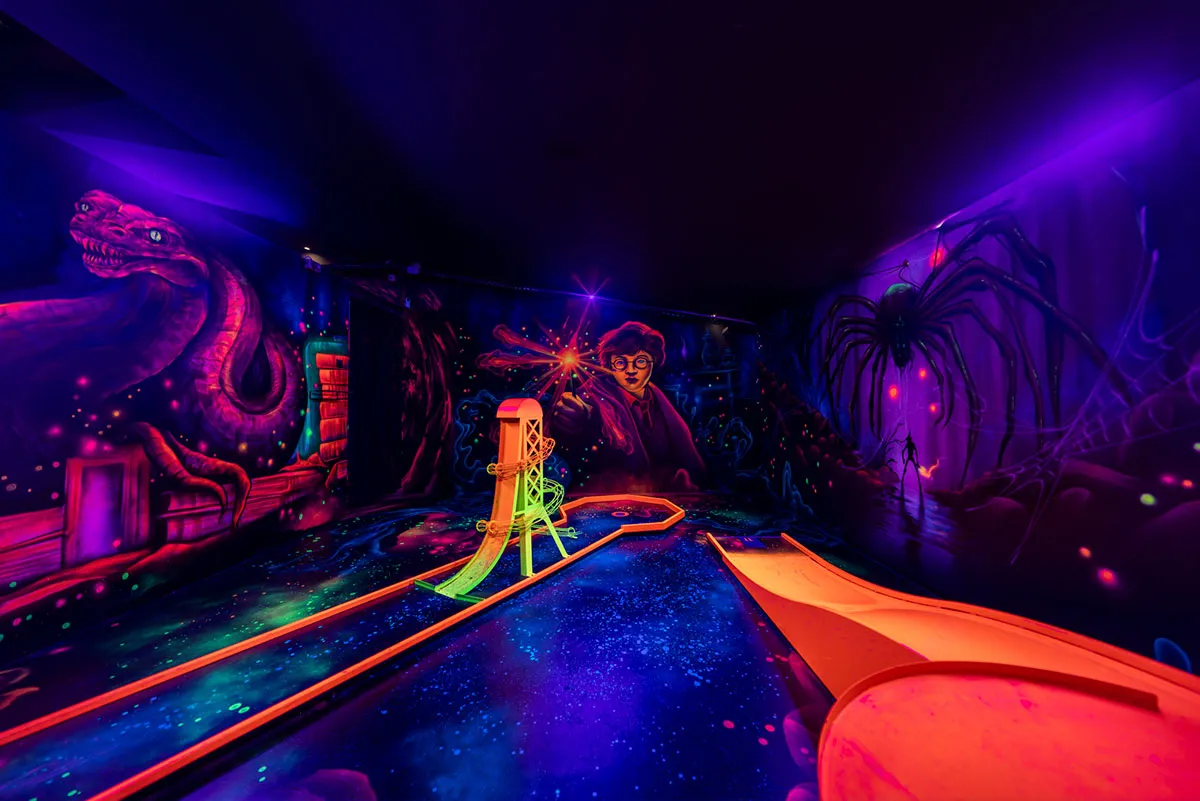 Schwarzlicht Minigolf Frankfurt by GolfZone (ehemals GlowZone) – Bild 3