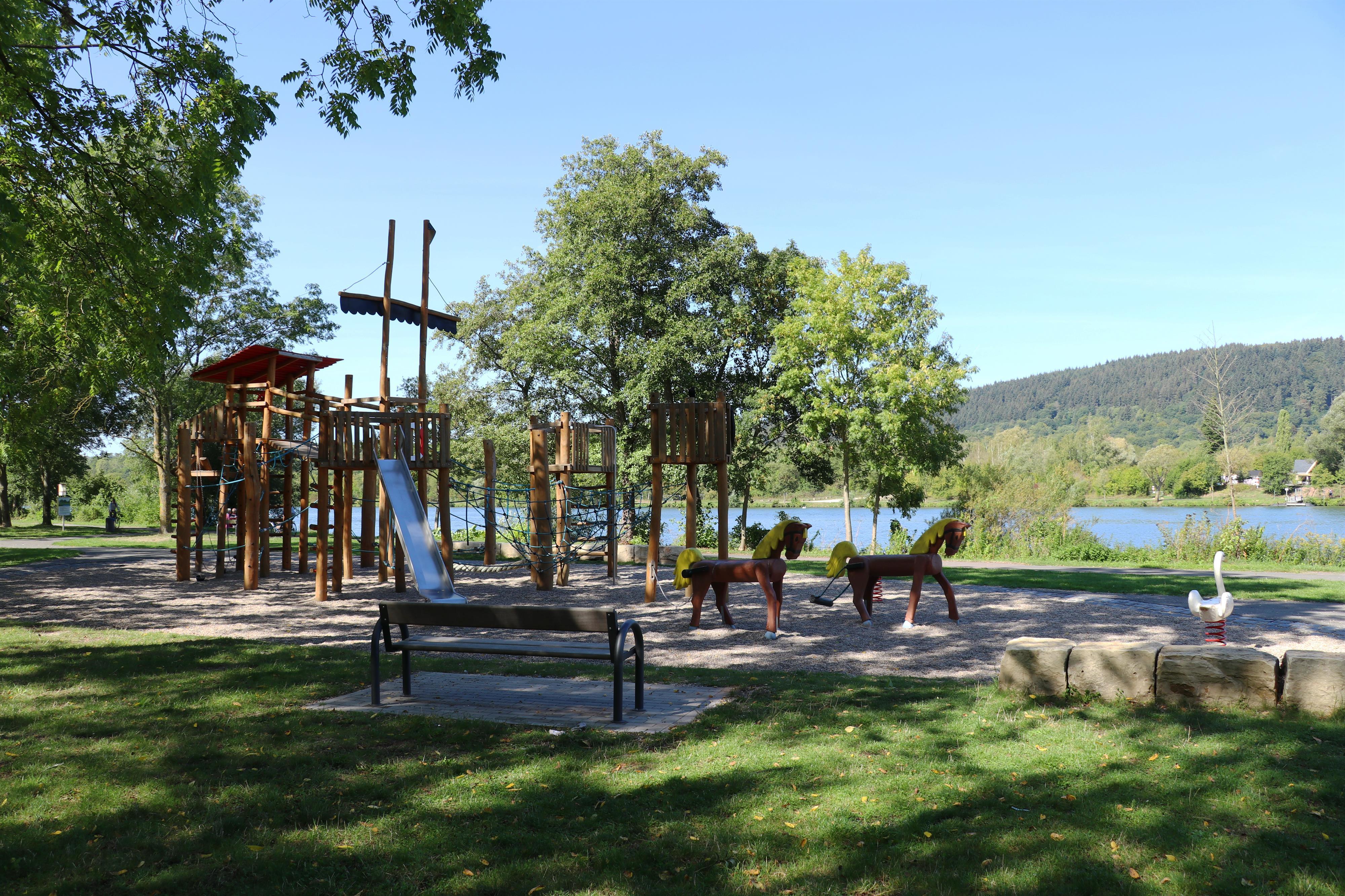 Spiel- und Freizeitanlage am Moselufer – Bild 1