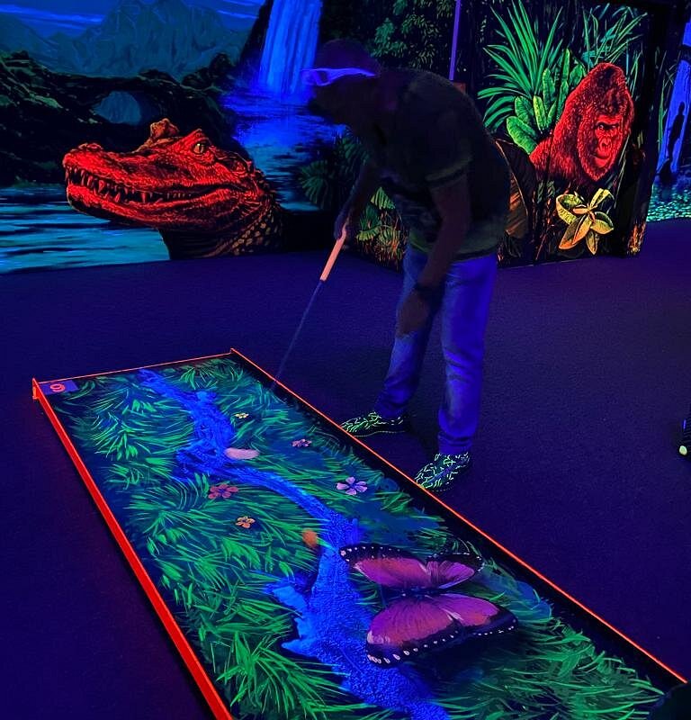 Neonlöwen Gera - Schwarzlicht Minigolf, indoor – Bild 5