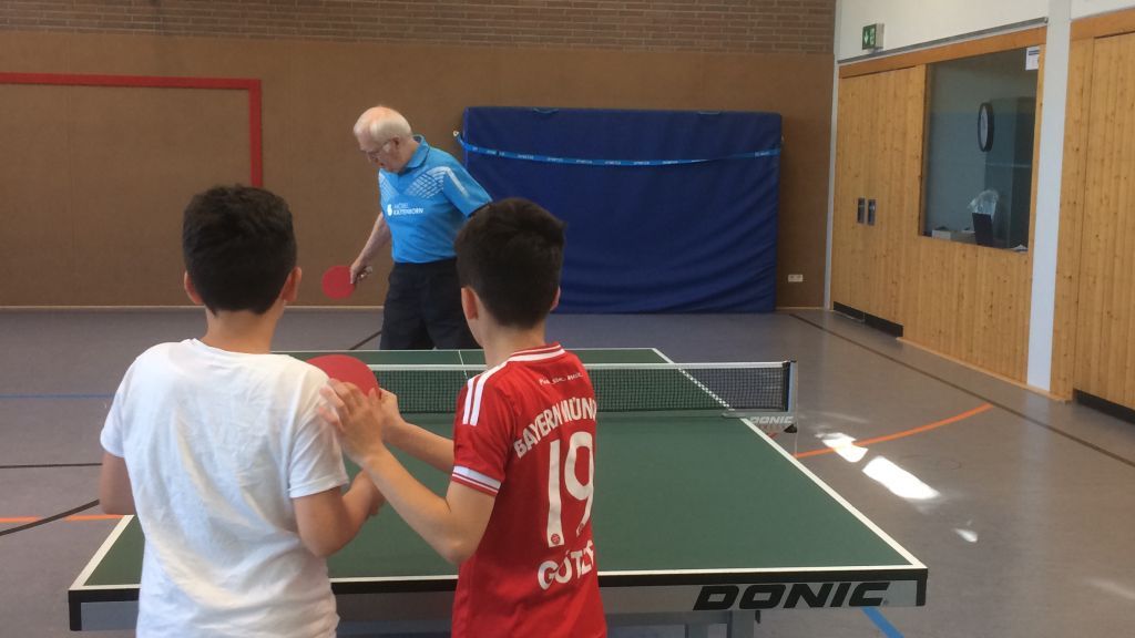 Tennisplatz und Tischtennis – Bild 1