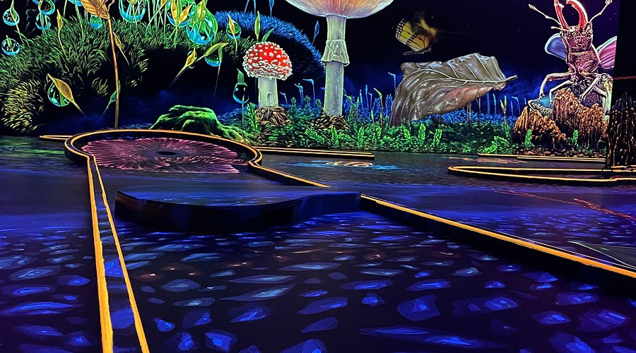 Glowing Rooms 3D Schwarzlicht Minigolf Dresden – Bild 1