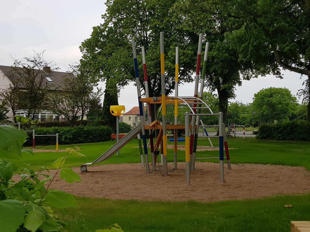 Spiel- und Bolzplatz “Dickendorner Weg“ (Mehrgenerationenplatz) – Bild 3