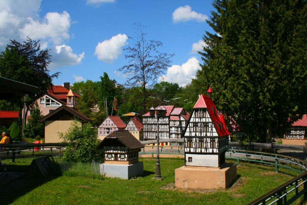 Kindereisenbahn und Miniaturdorf – Bild 2