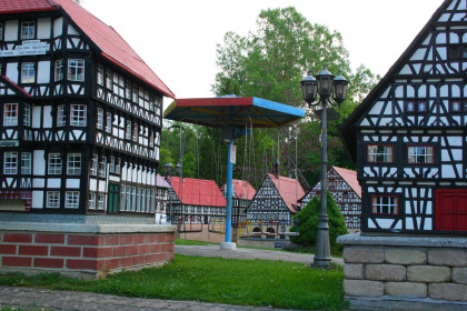 Kindereisenbahn und Miniaturdorf – Bild 3