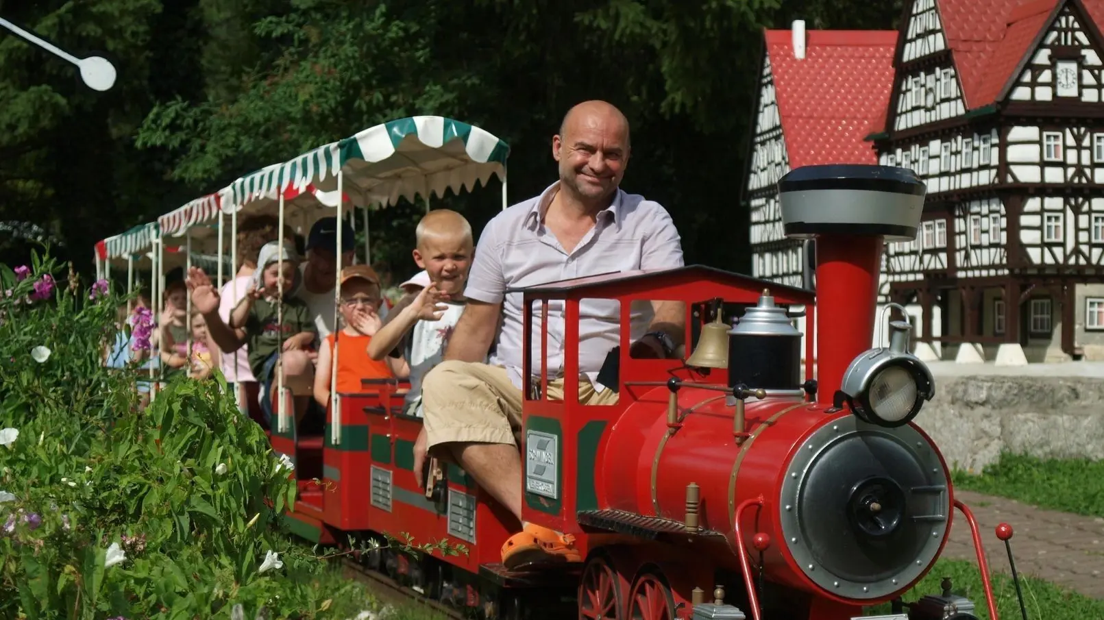 Kindereisenbahn und Miniaturdorf – Bild 4