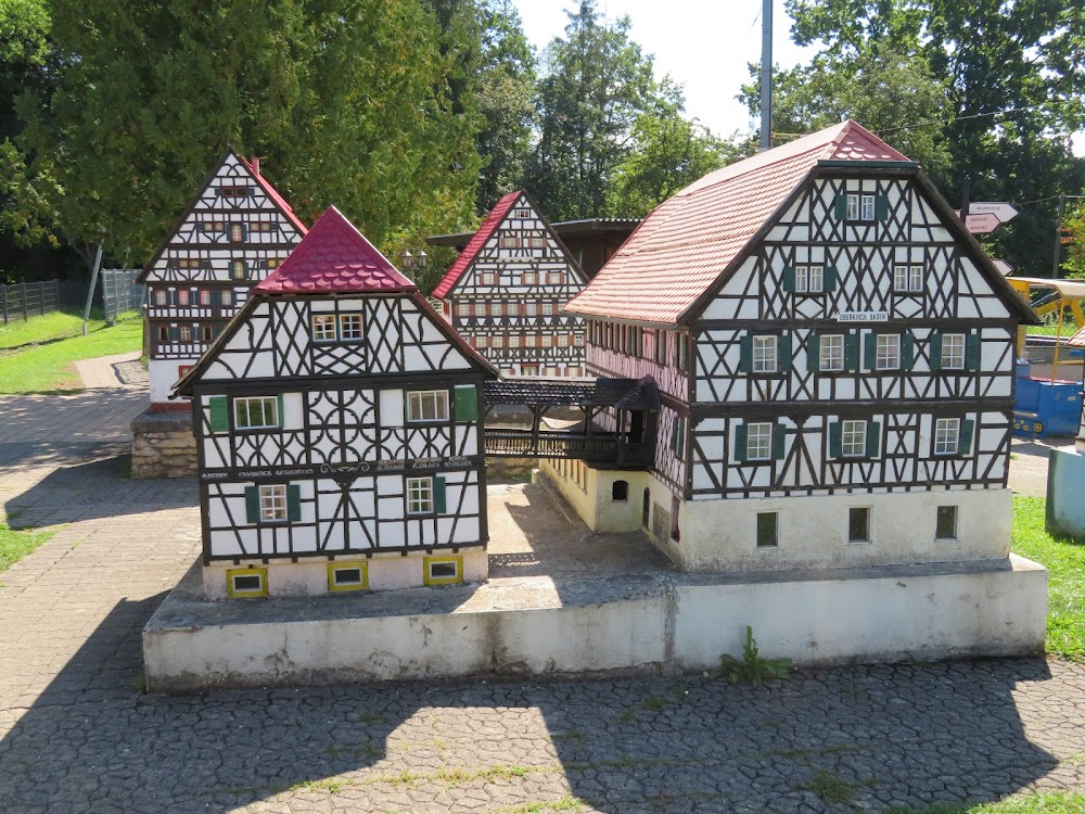 Kindereisenbahn und Miniaturdorf – Bild 6