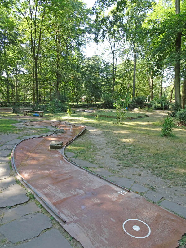 Minigolfanlage im Uerdinger Stadtpark – Bild 1