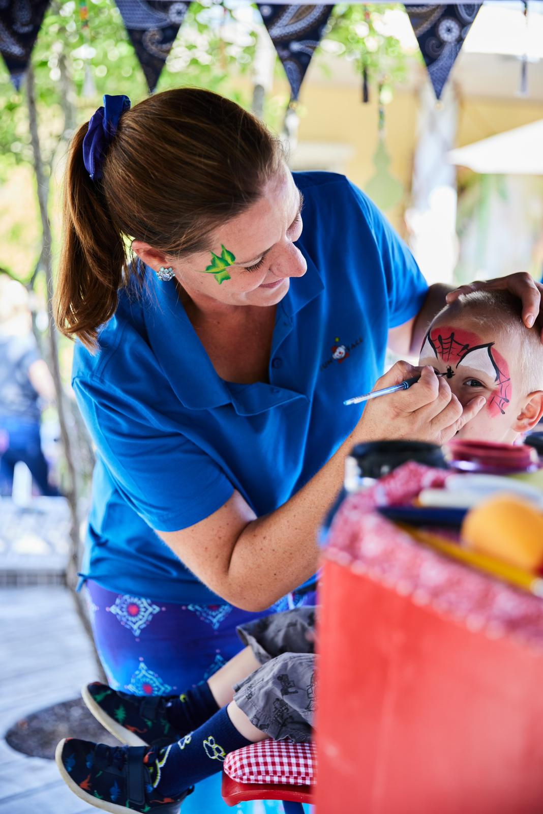 Agentur Fun Face - Kindereventservice - Kinderschminken - Kindergeburtstag- Glitzertattoos - Babybauchbemalung – Bild 4