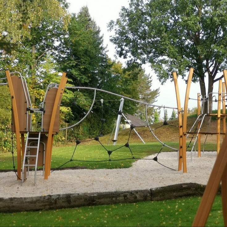 Kletter-Ei und Trampoline – Bild 1