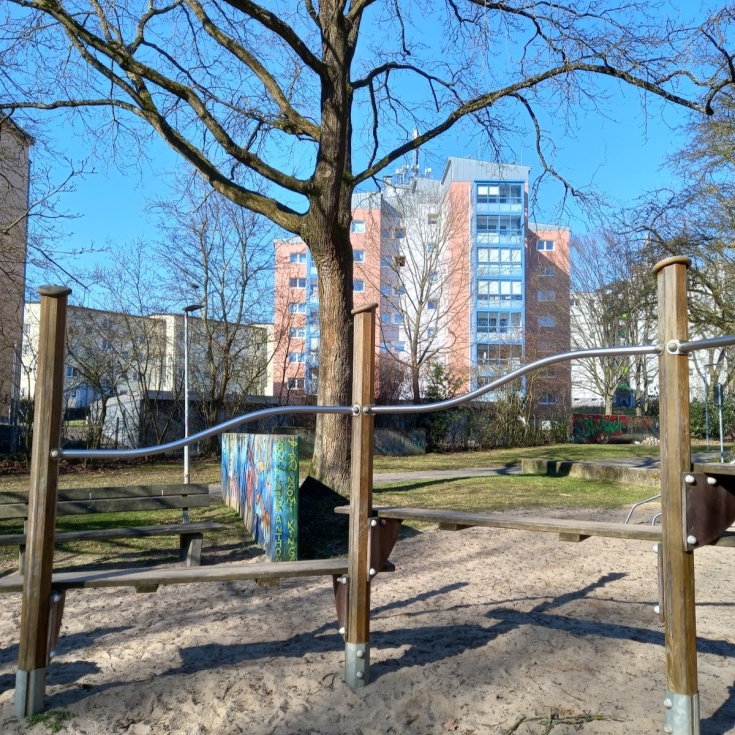 Kletter-Ei und Trampoline – Bild 3