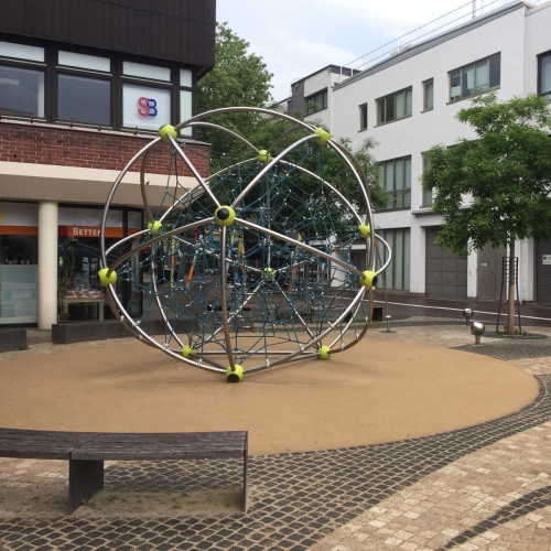 Kletter-Ei und Trampoline – Bild 4