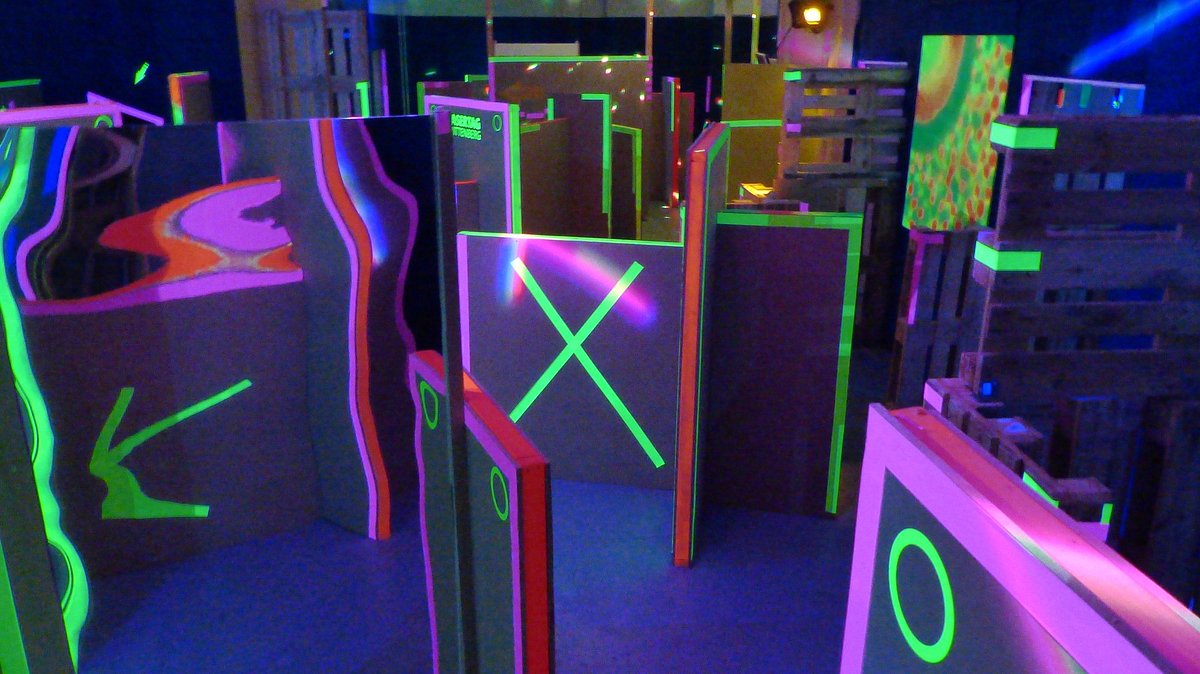 Lasertag & 3D Indoor Schwarzlicht Minigolf – Bild 2