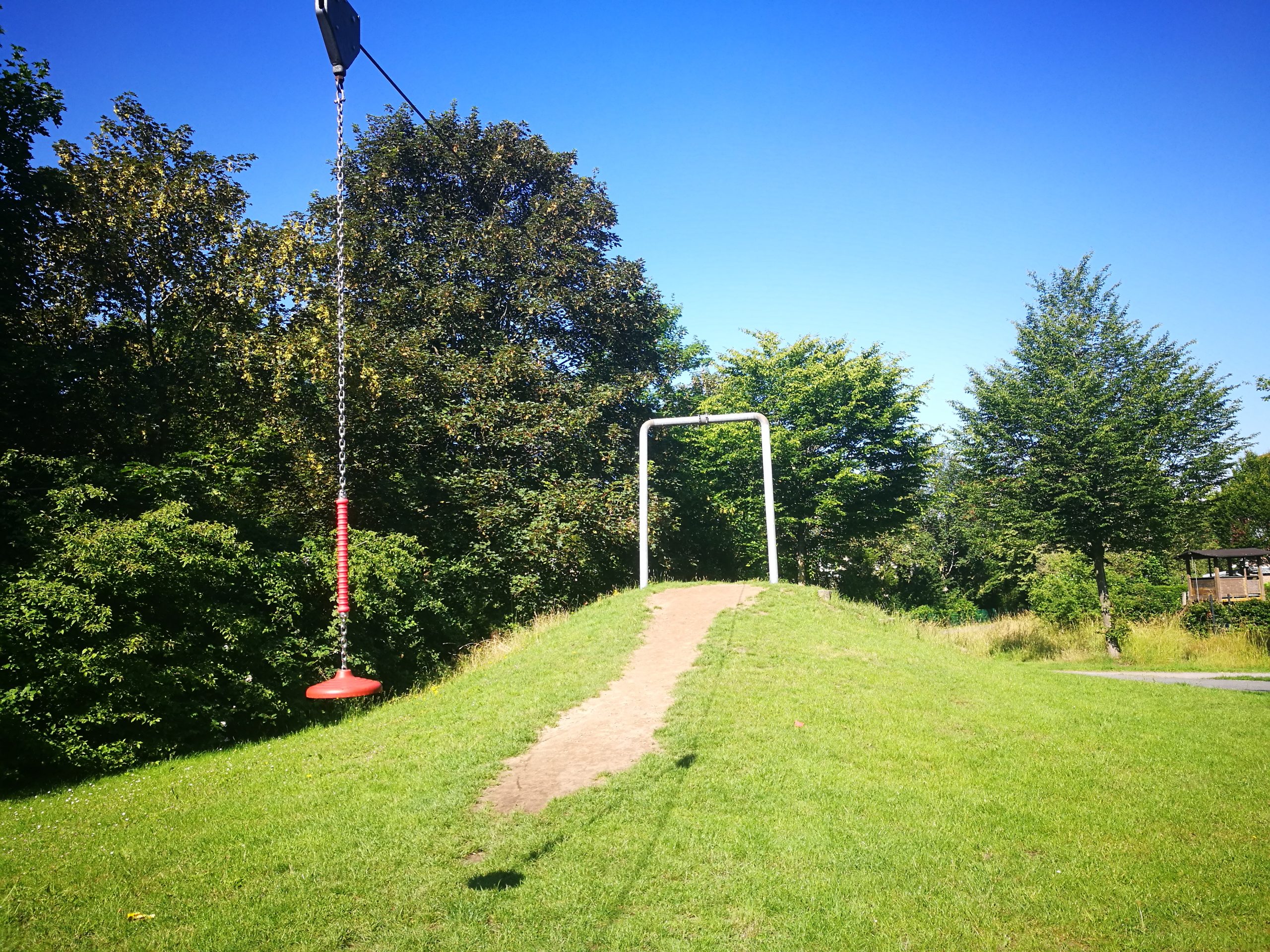 Park mit Seilbahn und Bolzplatz – Bild 1