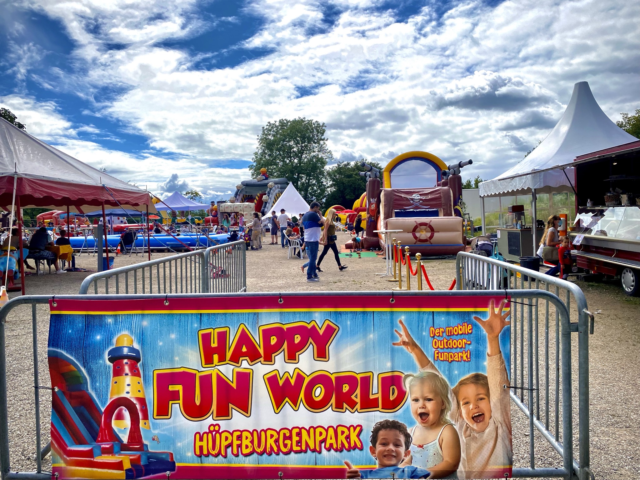 Happy Fun World Hüpfburgen-Park – Bild 1