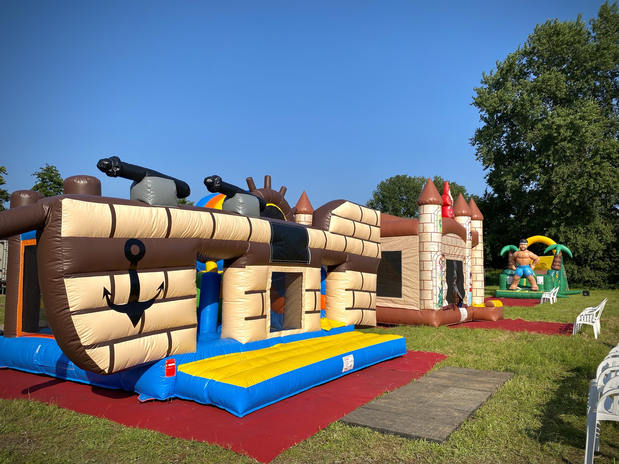 Happy Fun World Hüpfburgen-Park – Bild 3