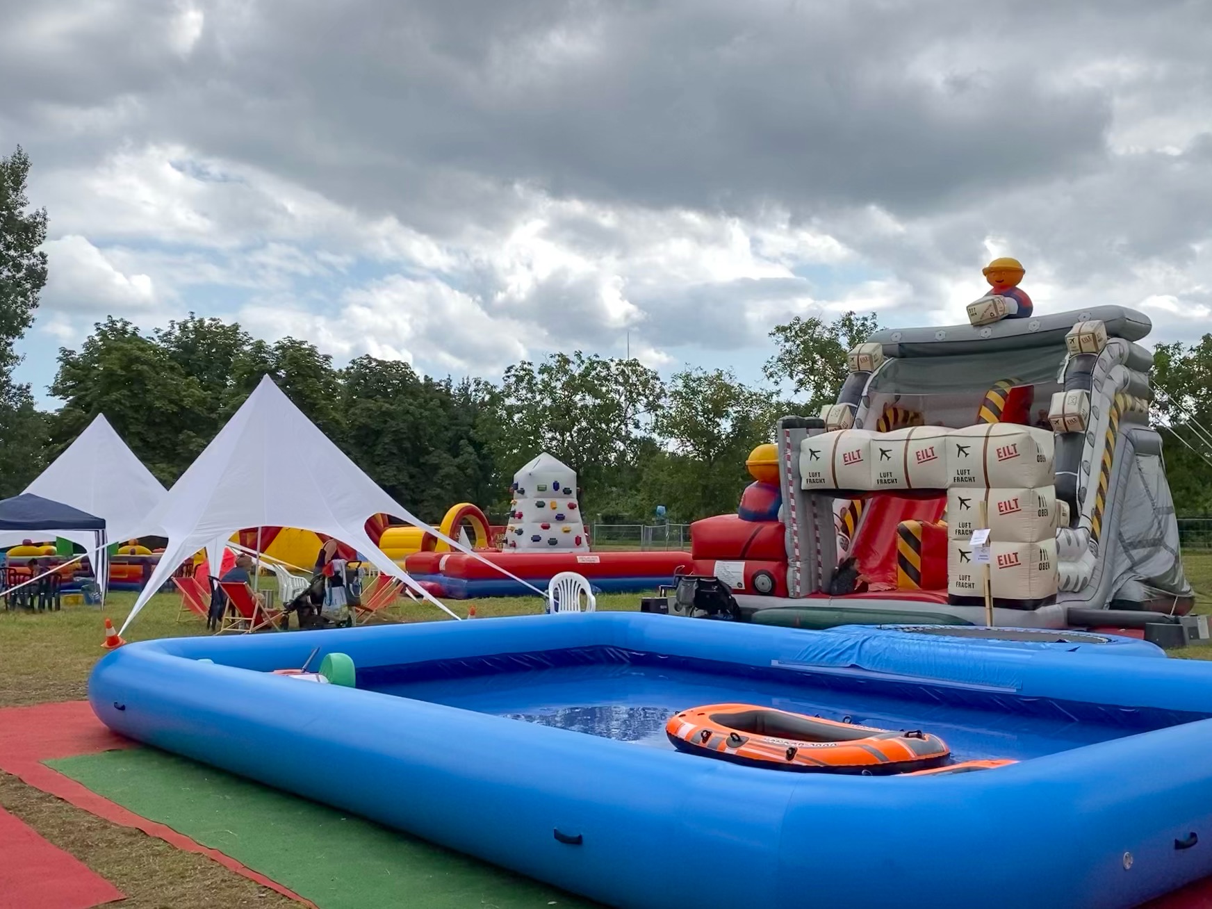 Happy Fun World Hüpfburgen-Park – Bild 5