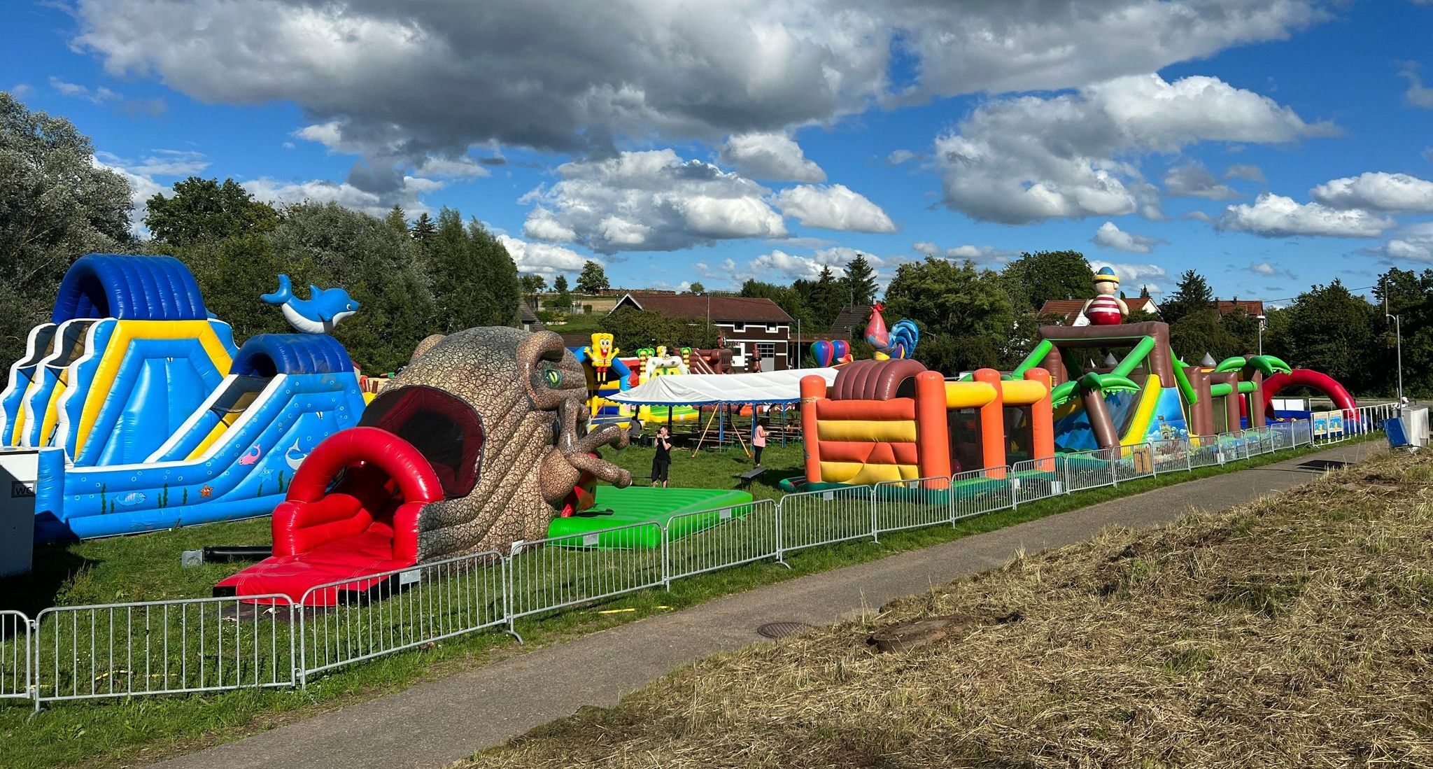 Bobbys Hüpfburgenpark – Bild 1