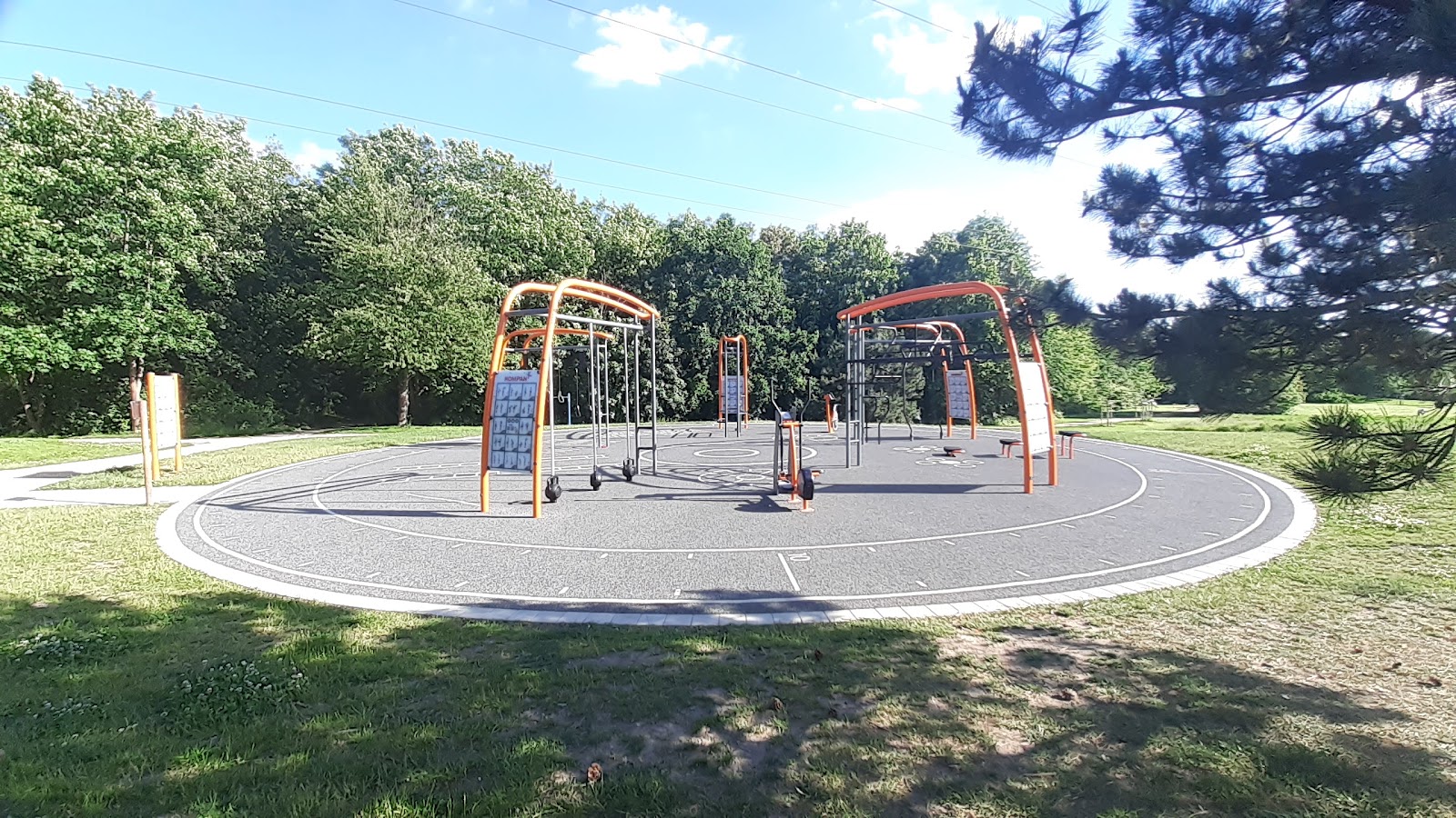 Jugendplatz und Outdoor Fitness – Bild 4