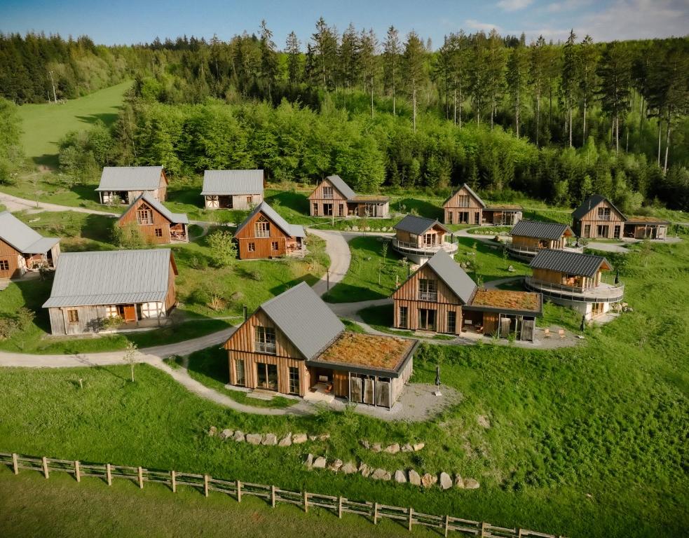 Bergdorf LiebesGrün - Handweiserhütte oHG – Bild 1