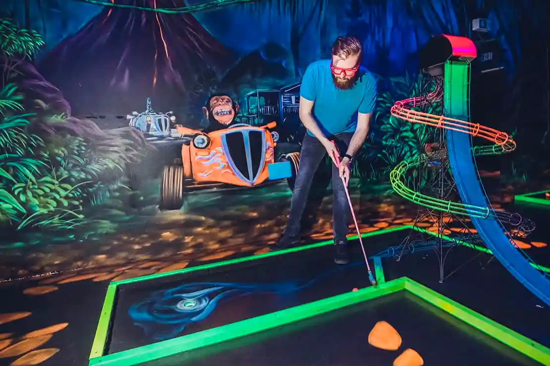 Schwarzlicht 3D Minigolf in Dresden - BLACKLUXX® – Bild 1