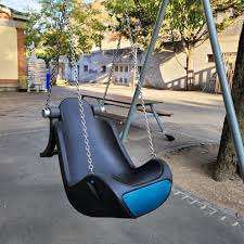 Une aire de jeux avec toboggan et balançoires à Mon Repos – Bild 3