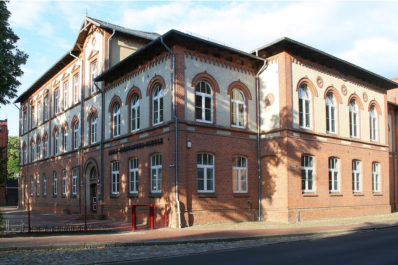 Schulhof Adolf-Diesterweg-Schule – Bild 1