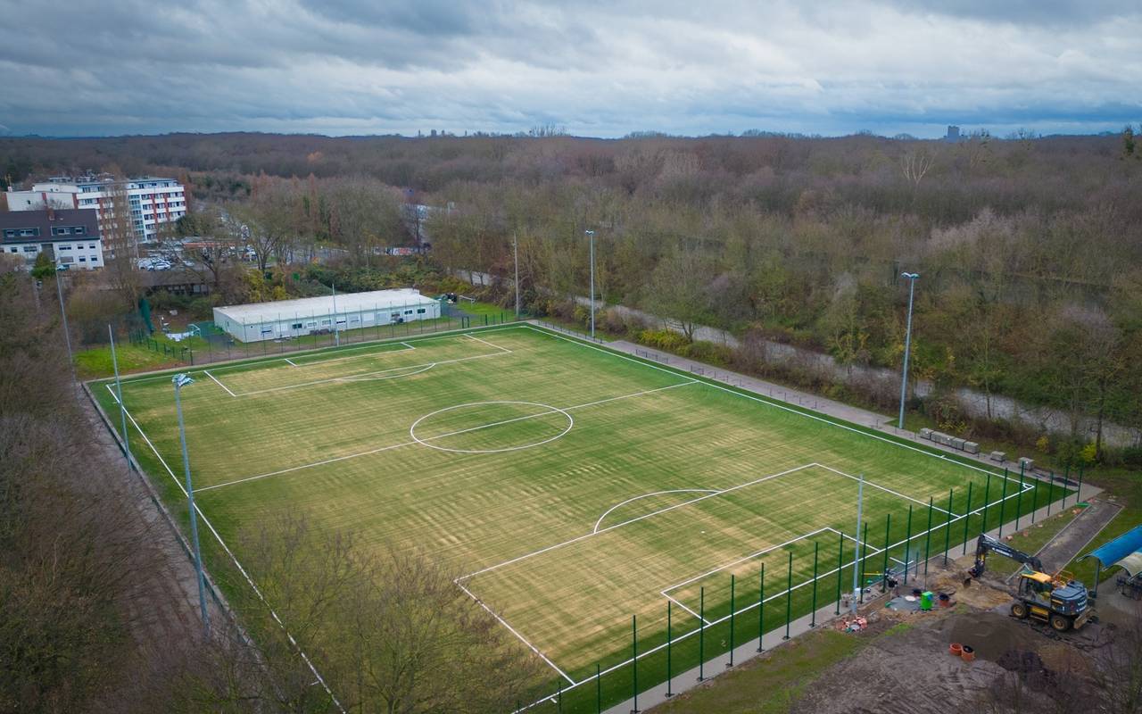 Kleiner Fußballplatz – Bild 1