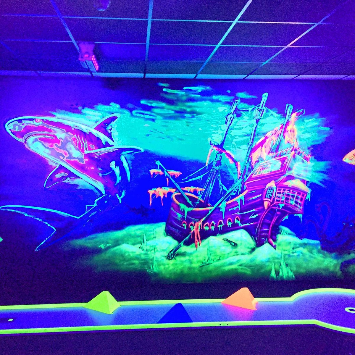 Black Island - Schwarzlicht-Minigolf Itzehoe – Bild 2