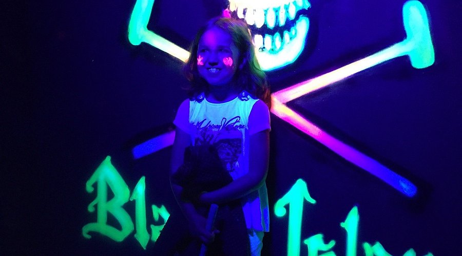 Black Island - Schwarzlicht-Minigolf Itzehoe – Bild 6