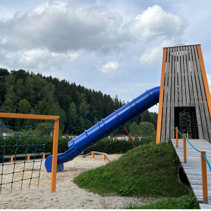 Spielplatz im Park – Bild 2