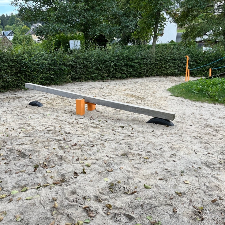 Spielplatz im Park – Bild 4