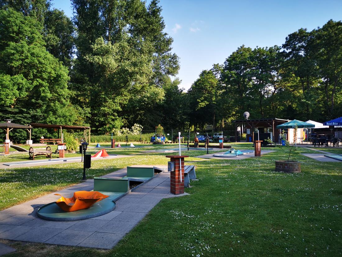 Minigolfplatz und Biergarten Nienhauser Park – Bild 1