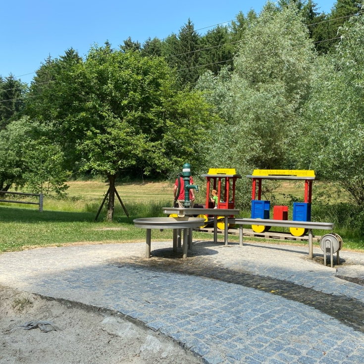 Kneipp- und Barfußweg mit Spielplatz – Bild 1