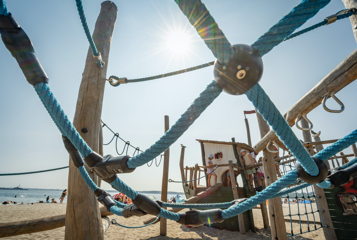 Spielplatz mit Spielschiff Nr. 3 – Bild 1