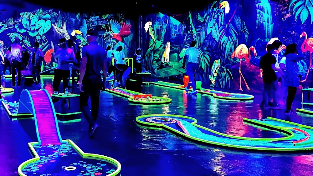 Blacklight Zone | 3D Schwarzlicht Minigolf – Bild 2