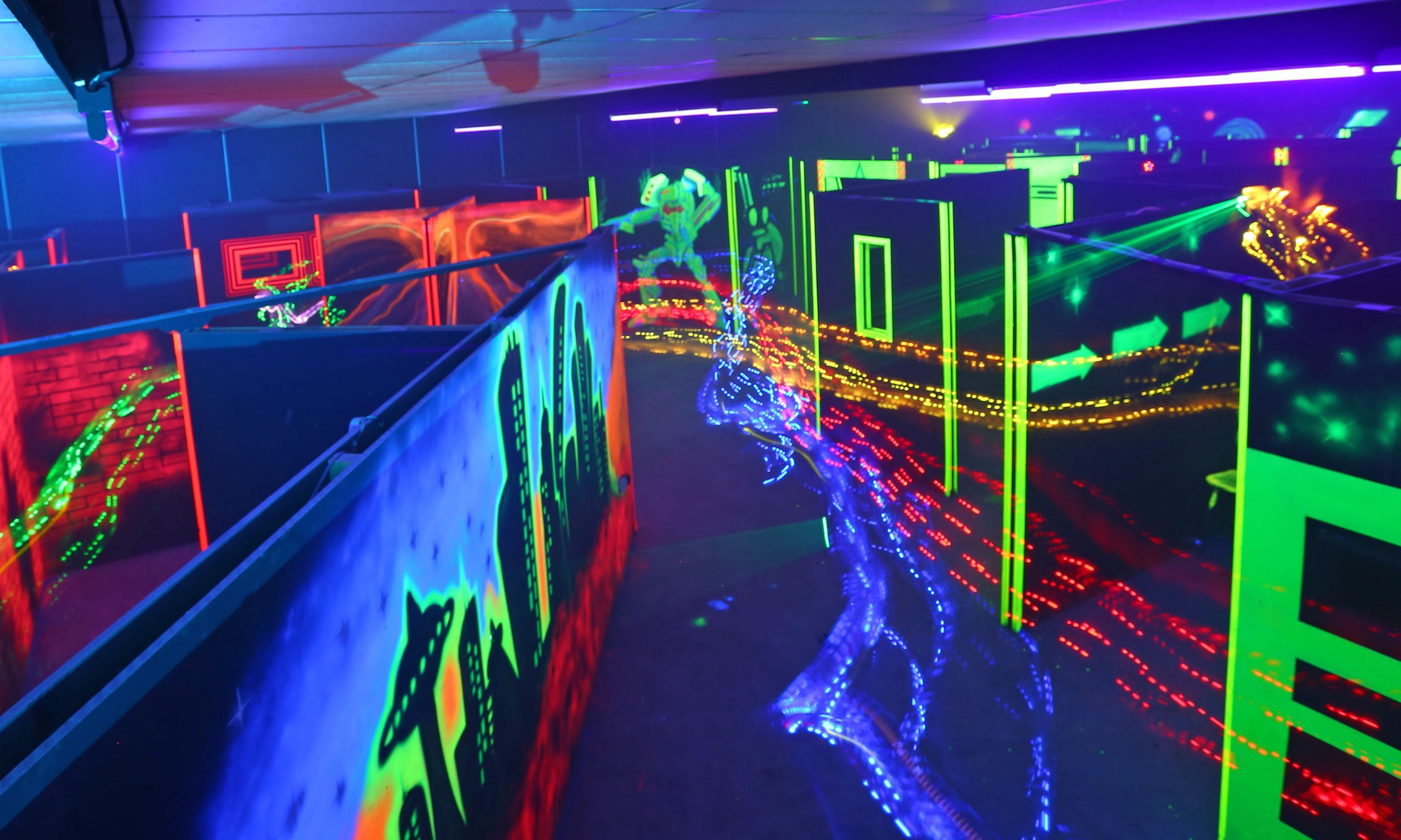 funXperience Bad Oeynhausen | LaserSports, NeonGolf, Mission: Room Escape – Bild 3