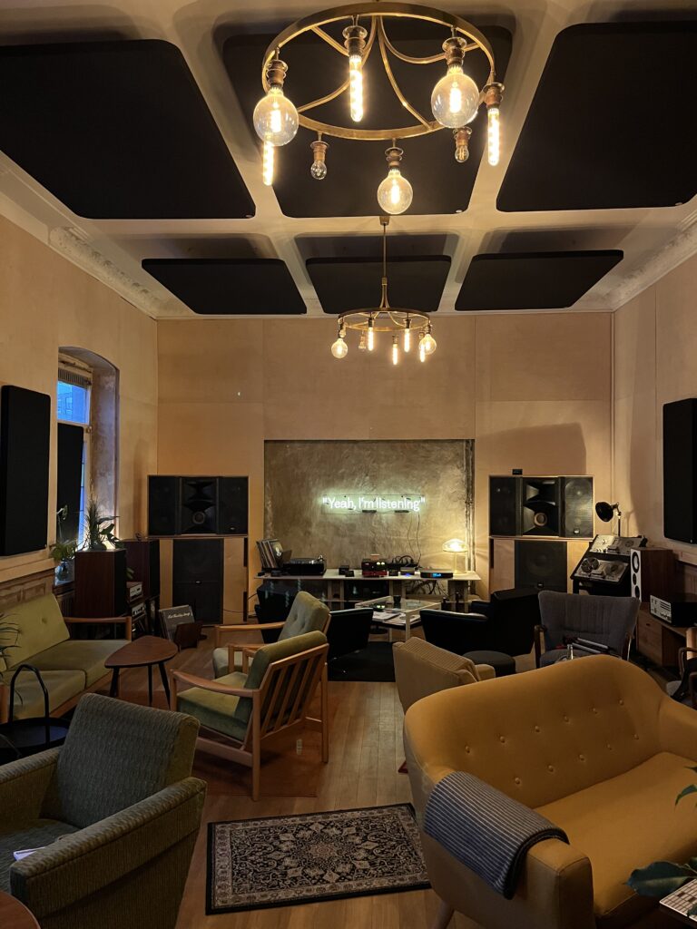 OWLs Listeningbar & Restaurant – Bild 1