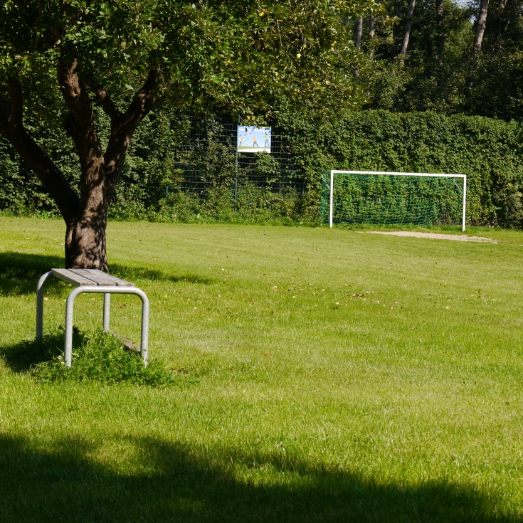 Bolzplatz mit Kinderspielplatz – Bild 1