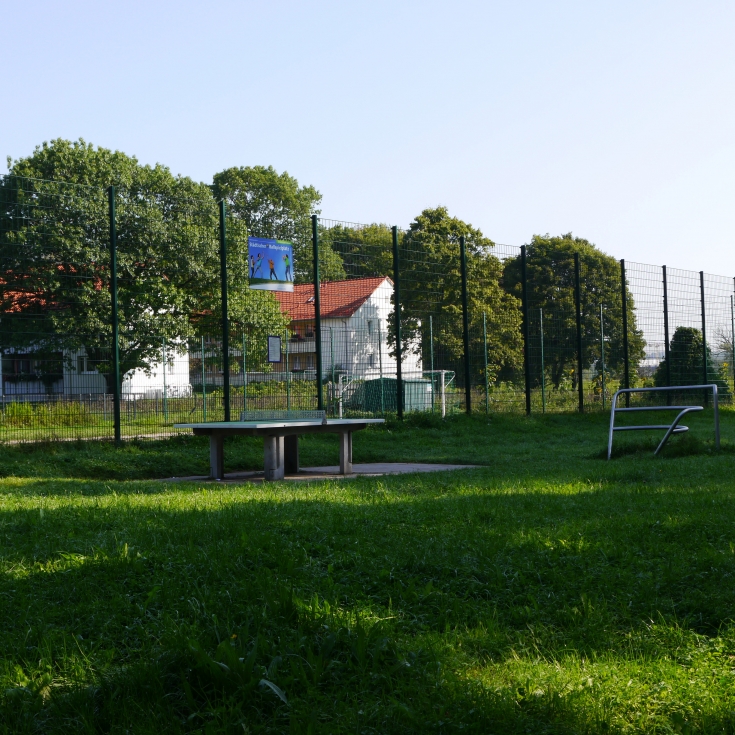 Bolzplatz mit Kinderspielplatz – Bild 2