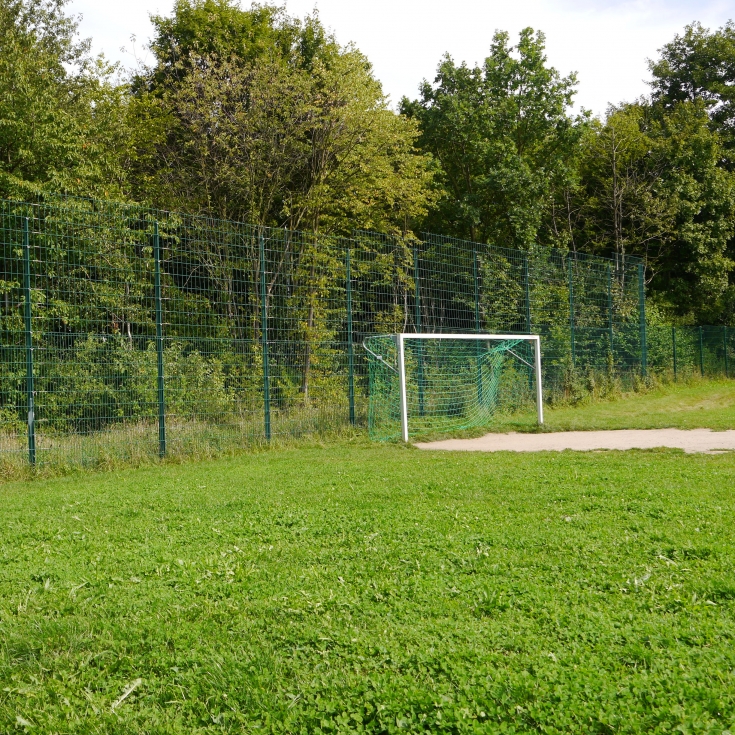 Bolzplatz mit Kinderspielplatz – Bild 3