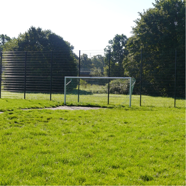 Bolzplatz mit Kinderspielplatz – Bild 4